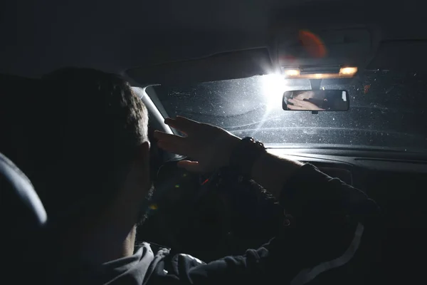Фары автомобиля, приближающегося в темноте — стоковое фото