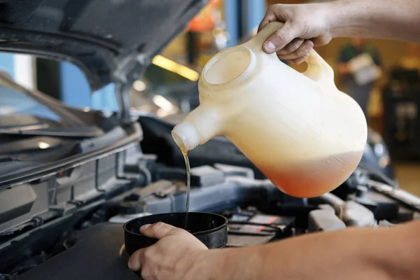 Pouring oil to car engine, — Stock Photo, Image