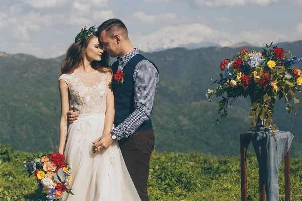 Decoraciones de flores blancas durante la ceremonia de boda al aire libre —  Fotos de Stock