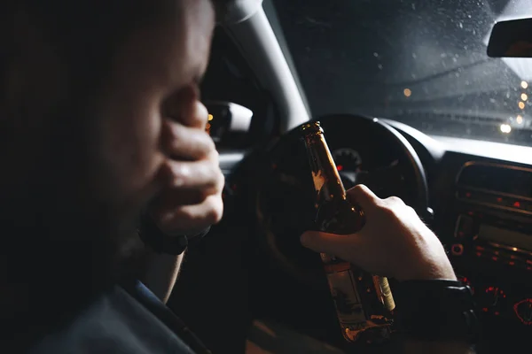 Conductor masculino trastornado es atrapado conduciendo bajo influencia del alcohol. Hombre cubriendo su cara de la luz del coche de policía . — Foto de Stock