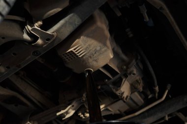 Garajında çalışan bir tamircinin portresi