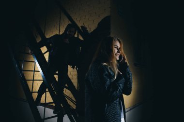 bir hırsız onun keskin bıçak değerli eşyalarını çanta içinde soymak için bir kadına yönelik suç kavramları soygun kavramları