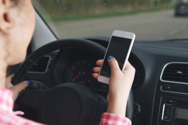 Arabada oturan ve onun smartphone kullanarak iş kadını. Kadın sürücü ve telefon ekran görüntüsüyle mockup