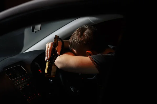 Mujer conduciendo casi durmiendo en el — Foto de Stock