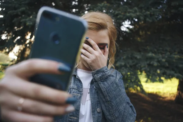 Adolescente víctima de acoso escolar por mensajes de texto — Foto de Stock