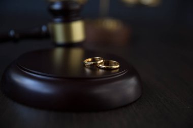 Boşanma hakimin tokmak mahkeme salonunda masada altın yüzük üzerinde isabet kırpılmış görüntü