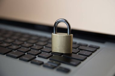 Bilgisayar klavye üzerinde asma kilit. Ağ güvenliği, veri güvenliği ve virüsten koruma Pc.