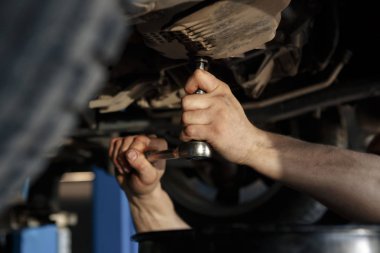 Araba arızası, kontrol koşulu, muayene, mühendislik, sigorta, onarım kavramı. Mekanik, onun malı yakınındaki şık takım elbise sallayarak kola memnun işadamı yan profil resmini araba gümüş