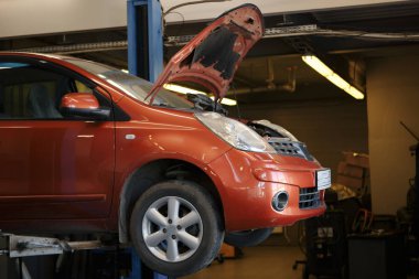 Araba bir onarım istasyonu açık bir kukuleta ile