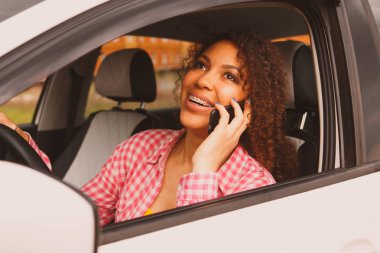 Sürüş sırasında cep telefonu kullanan adam .