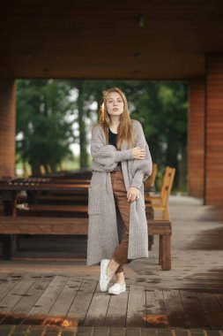 Neşeli bir kadın sabah kahvesini gün ışığında içiyor.