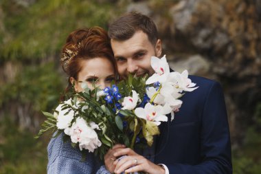 Parktaki gelin ve damat öpüşüyor. Doğadaki bir düğünde gelin ve damat öpüşüyor. Düğün çifti.
