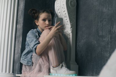 Genç üzücü savunmasız kız cep telefonuyla korkmuş ve umutsuz saplı ve genç Siber zorbalık kavramında taciz online kötüye cyberbullying acı