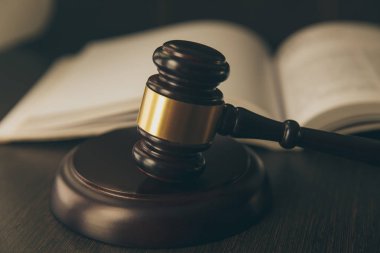Hukuk kavramı - mavi zemin üzerine mahkeme veya Hukuk İcra ofiste tabloda bir ahşap hakimler tokmak ile açık kanun kitabı. Metin için yer kopyalayın