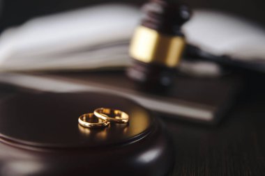 Boşanma kavramı ahşap Yargıç tokmak ve altın yüzük