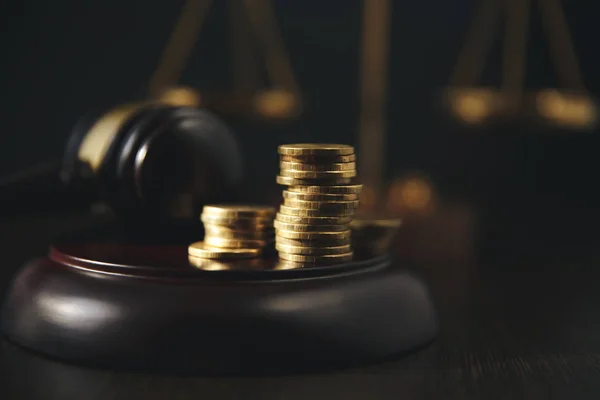 Scales of justice and gavel, gold coins — Stock Photo, Image