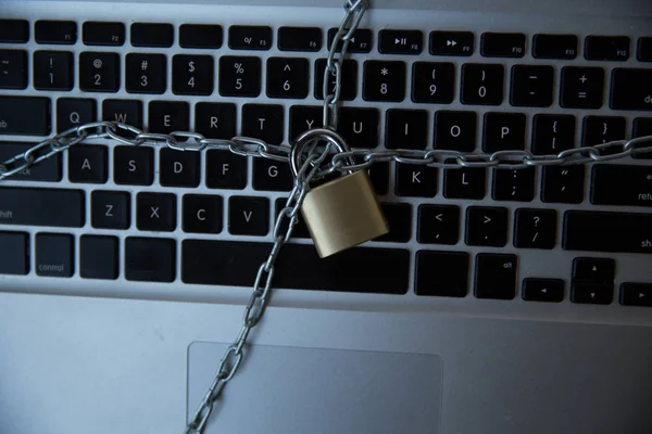 Hand van de mens openen lock op de laptop — Stockfoto