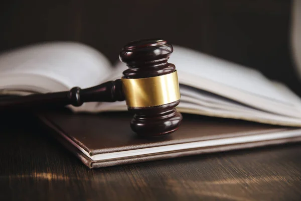 Giudice Gavel e libro legale su tavolo di legno, giustizia e diritto concetto — Foto Stock