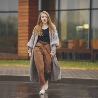 Lastik botlar içinde ayaklar Gölet şehri yağmur altında