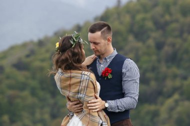 Parktaki gelin ve damat öpüşüyor. Doğadaki bir düğünde gelin ve damat öpüşüyor. Düğün çifti.