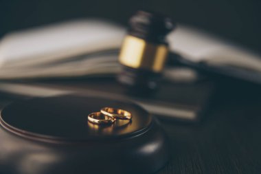 Nikah Yüzüklerinin ve Ahşap Gavel 'in Yakın Çekimi