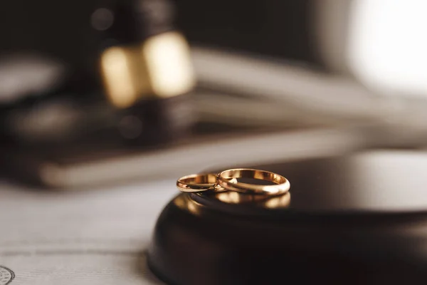 Decreto de divorcio y mazo de madera — Foto de Stock