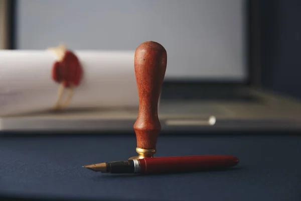 Espace de travail de l'avocat avec marteau de droit, ordinateur portable, livre juridique et échelle de laiton du juge. avocat et droit, magistrat et législature concept juridique de salle d'audience. vue du dessus flatlay avocat fond . — Photo