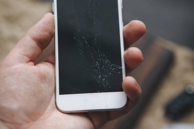 Ayakkabı arasında smartphone düşüyor
