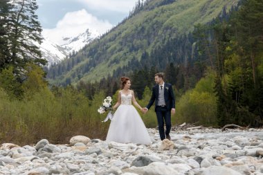 Açık hava düğün töreninde beyaz çiçek süslemeleri.