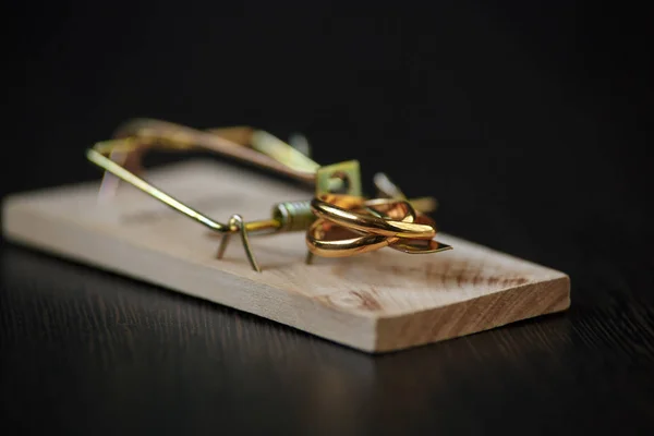 Anel de casamento dourado na ratoeira — Fotografia de Stock