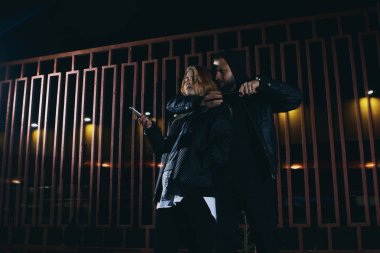 bir hırsız onun keskin bıçak değerli eşyalarını çanta içinde soymak için bir kadına yönelik suç kavramları soygun kavramları