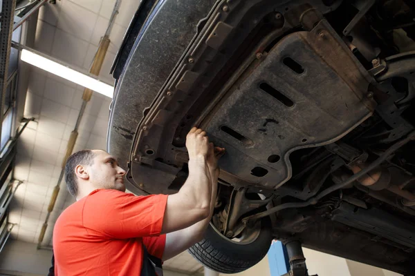 Porträtt av en mekaniker på jobbet i sitt garage — Stockfoto