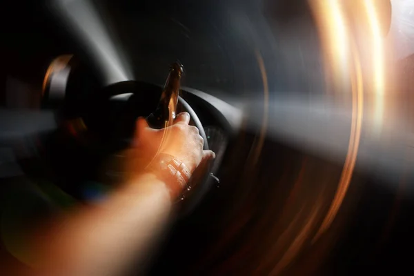 Пьяный молодой человек водит машину с бутылкой пива. Это фото кампании "Не пейте за рулем" ." — стоковое фото