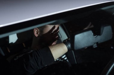 Sürüş ve gece bir araba kazası sahip genç dehşete adam.