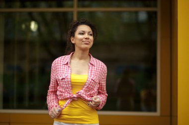 Afro saç modeli ile genç Afro-Amerikan Kız Güzellik Portresi. Sarı arka plan üzerinde poz kız kameraya bakıyor. Stüdyo vurdu.