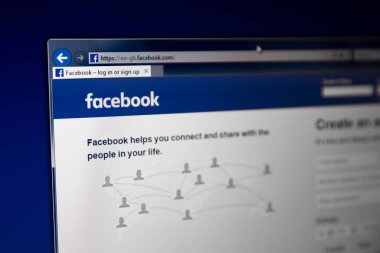 Tula, Rusya - 28 Ağustos 2018: Facebook iş sayfa closeup ile yeni müşteriler tebliğ