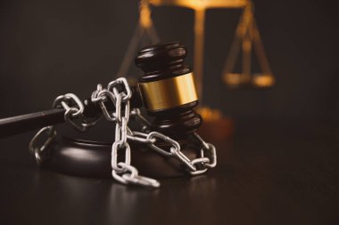 Bilgi güvenlik kavramı, tokmak, zincir ve asma kilit ile kitap