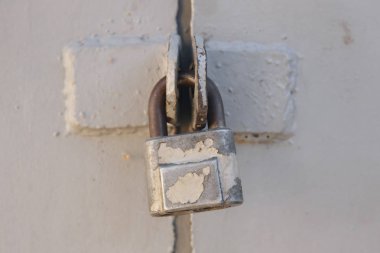 onay-kilit kahverengi ahşap masa arka plan üzerinde