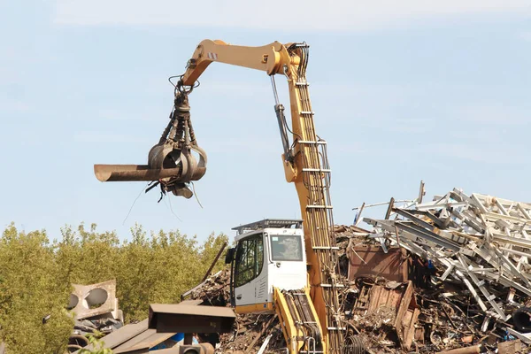 Chatarra metálica en el sitio de la planta de reciclaje. — Foto de Stock