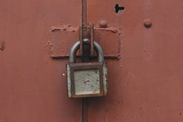 Check-lock en el fondo de la mesa de madera marrón — Foto de Stock