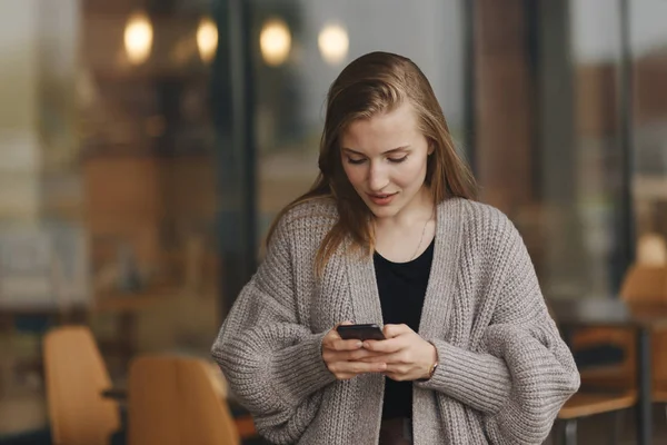 La ragazza con il telefono aspetta un incontro. — Foto Stock