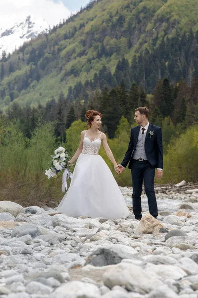Hermosa pareja joven en las montañas. .Paseo de bodas en las montañas . —  Fotos de Stock