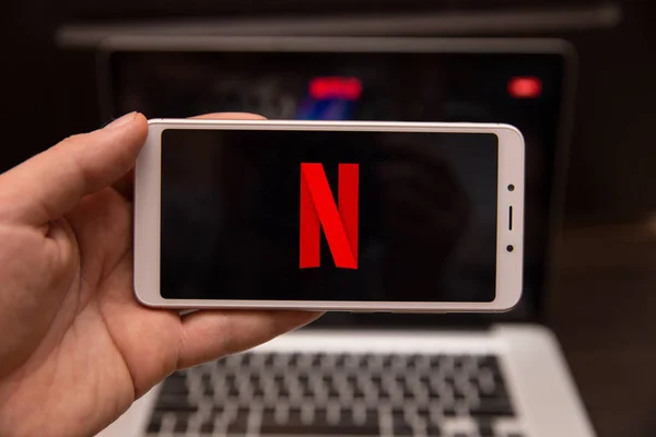 Tula, Rusia - 31 Oktober 2018: - Aplikasi Netflix berjalan pada android. Netflix adalah salah satu penyedia film streaming global yang paling populer . — Stok Foto