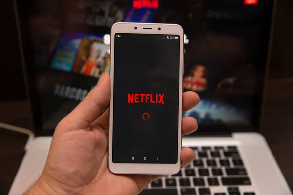 Tula, Rusia - 31 Oktober 2018: - Aplikasi Netflix berjalan pada android. Netflix adalah salah satu penyedia film streaming global yang paling populer . — Stok Foto