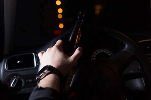 Condutor bêbado. Homem bebendo cerveja enquanto dirige um carro — Fotografia de Stock