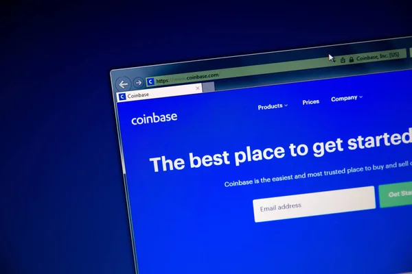 Tula, Rusko - 28 srpna 2018: Webové stránky Coinbase na monitoru Pc, url - Coinbase.com. — Stock fotografie