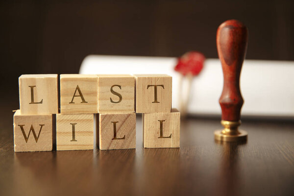 Нотариус публичное перо и печать на завещании и завещании. Нотариальные инструменты