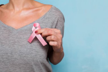 pembe kurdele meme kanseri bilinçlendirme tutan womaen el. kavram sağlık ve