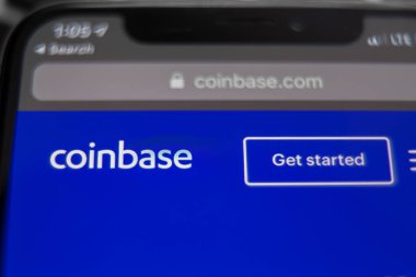 Tula, Rusya - 28 Kasım 2018: smartphone üzerinde çalışan Coinbase mobil uygulama. CoinBase ticaret platformu bir cryptocurrency olduğunu