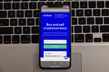 Tula, Rusya - 28 Kasım 2018: smartphone üzerinde çalışan Coinbase mobil uygulama. CoinBase ticaret platformu bir cryptocurrency olduğunu